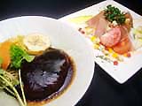 生ハムのシーザーサラダ仕立てとハンバーグのコンボ