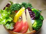 季節の有機野菜のサラダ